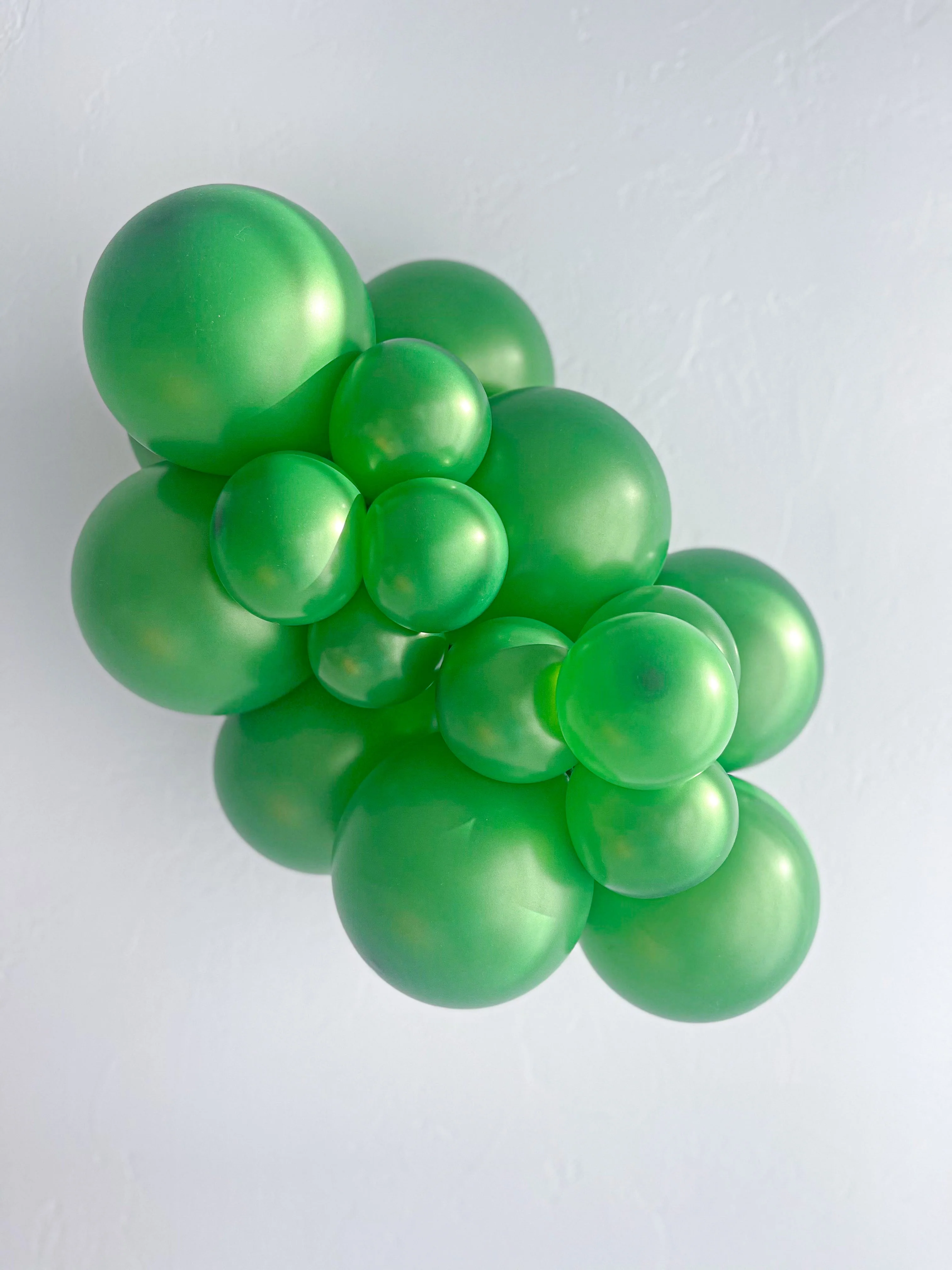11" Pearl Metallic Forest Green Tuftex Latex Balloons (100 Per Bag) - Image 3