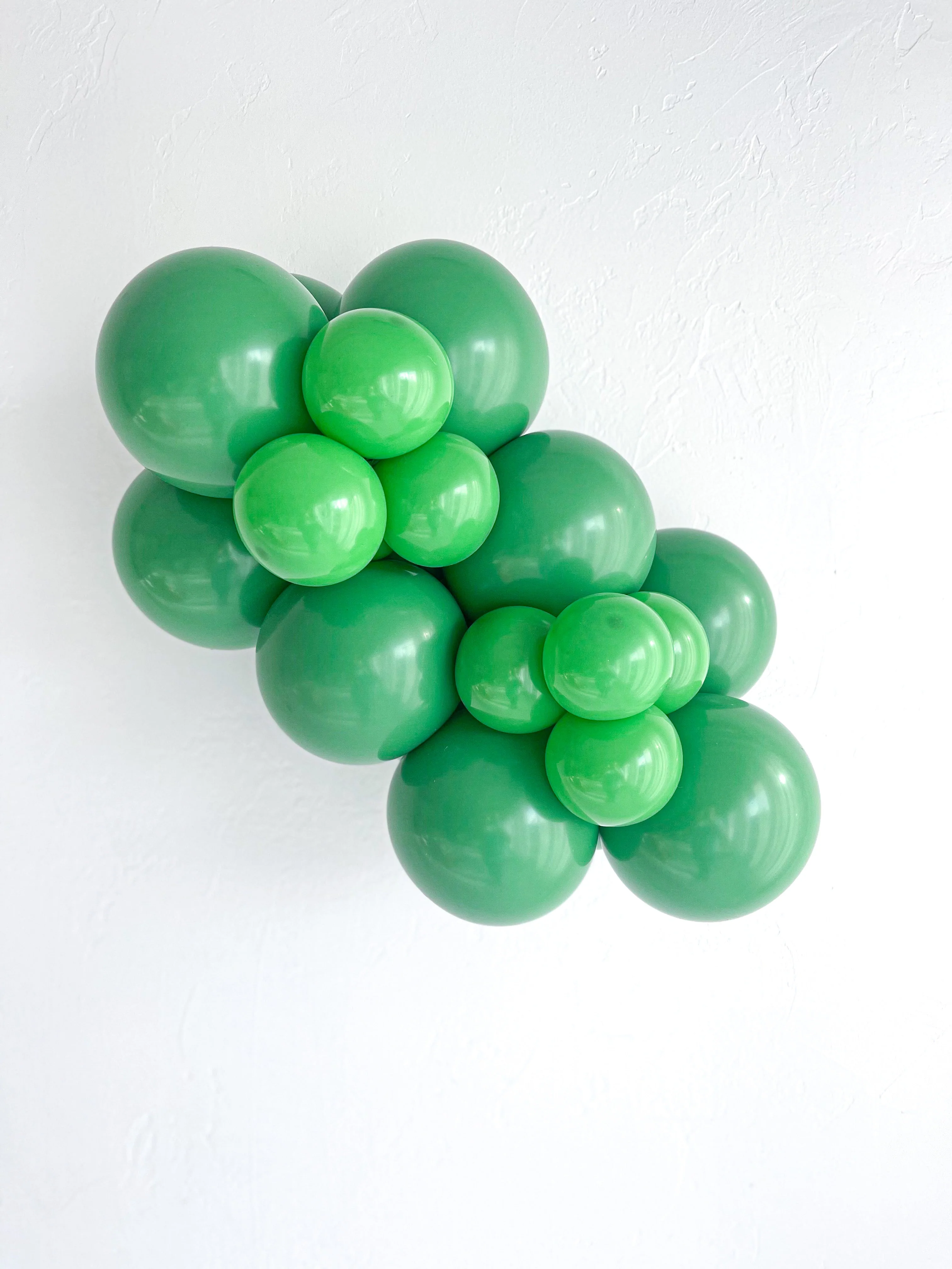 11" Standard Green Tuftex Latex Balloons (100 Per Bag) - Image 3